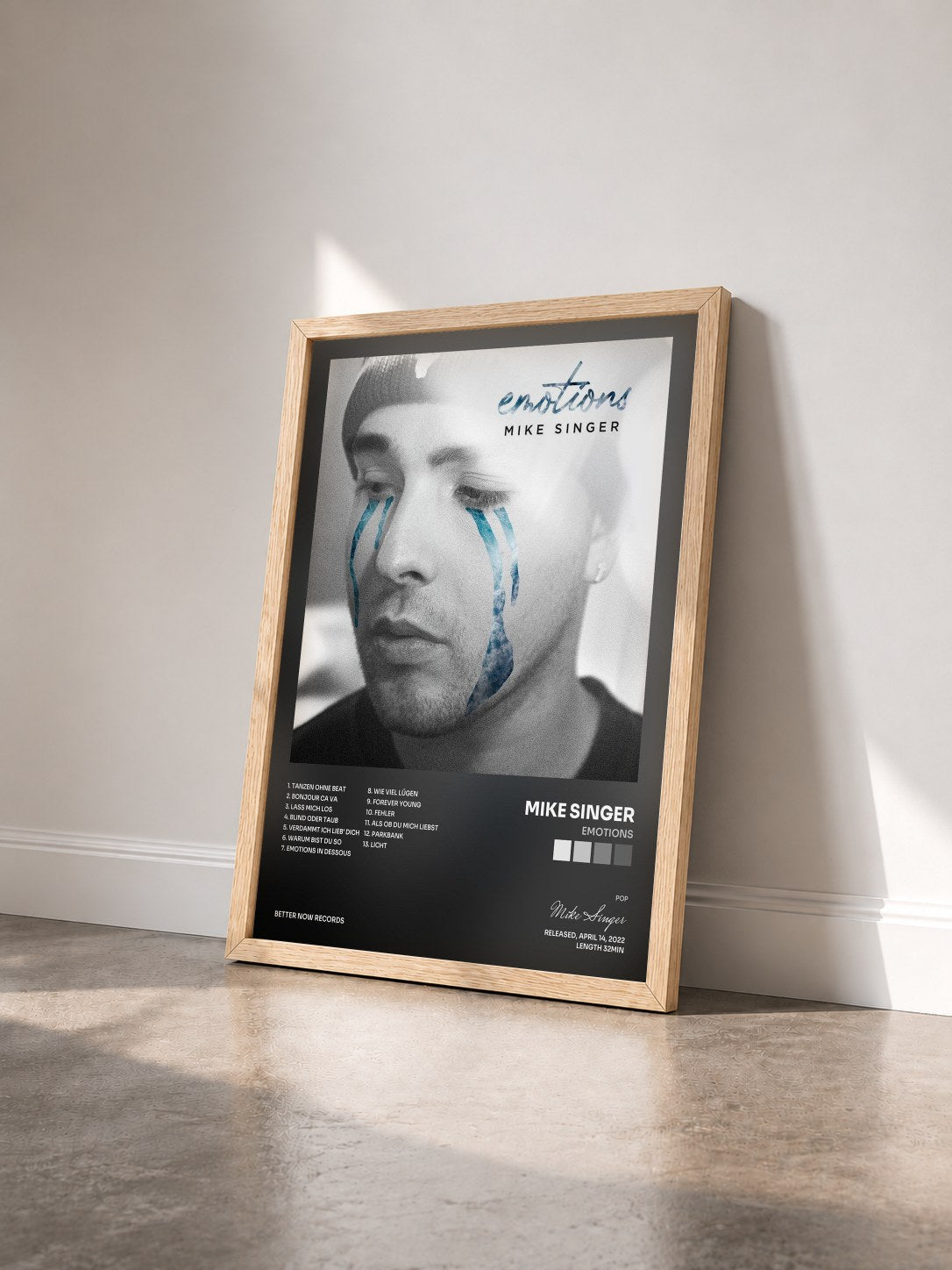 #bois Tableau de l'album Emotions de Mike Singer vu de trois quarts, cadre en bois brut
