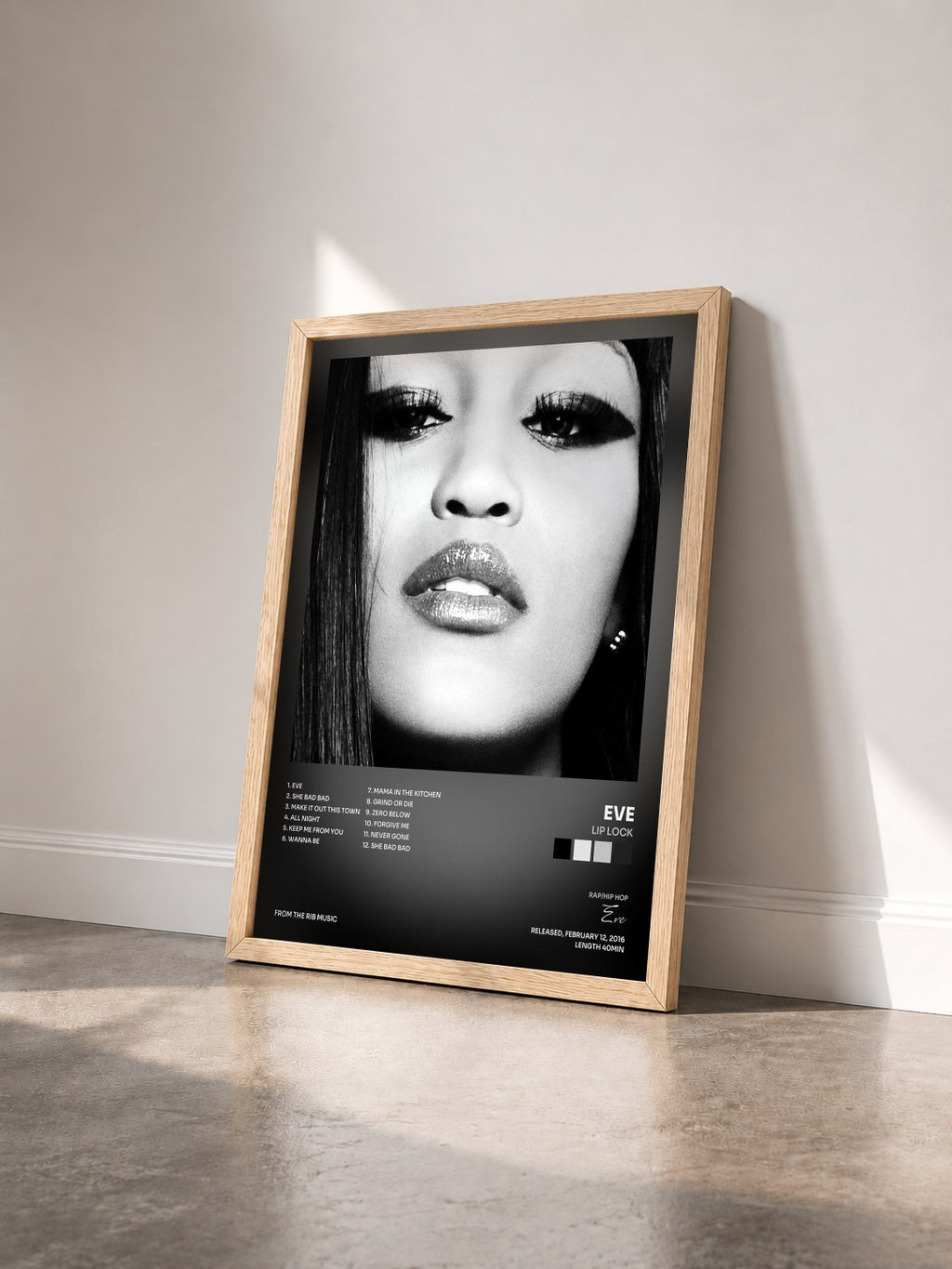 #bois Tableau de l'album Lip Lock de Eve vu de trois quarts, cadre en bois brut
