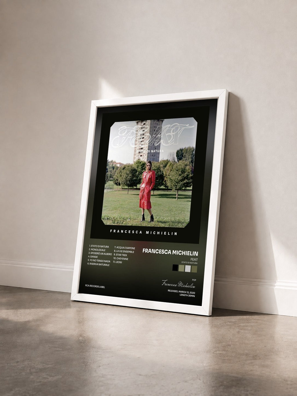 #blanc Tableau de l'album FEAT (Stato di Natura) de Francesca Michielin vu de trois quarts, cadre blanc