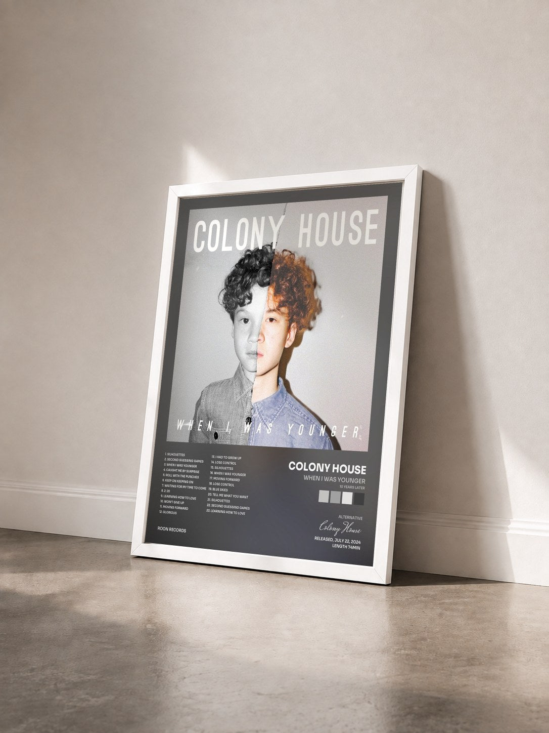 #blanc Tableau de l'album When I Was Younger (10 Years Later) de Colony House vu de trois quarts, cadre blanc
