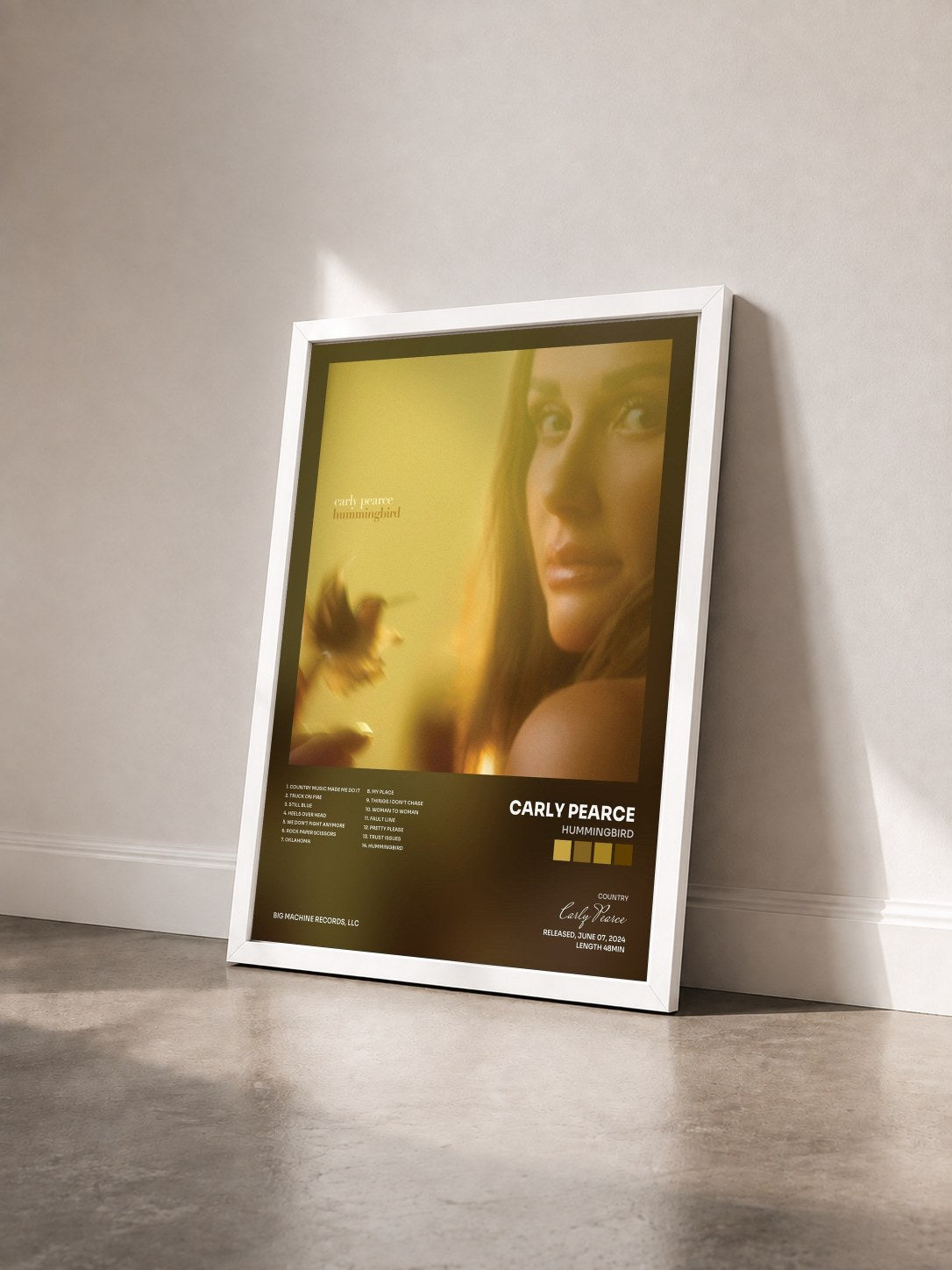 #blanc Tableau de l'album hummingbird de Carly Pearce vu de trois quarts, cadre blanc
