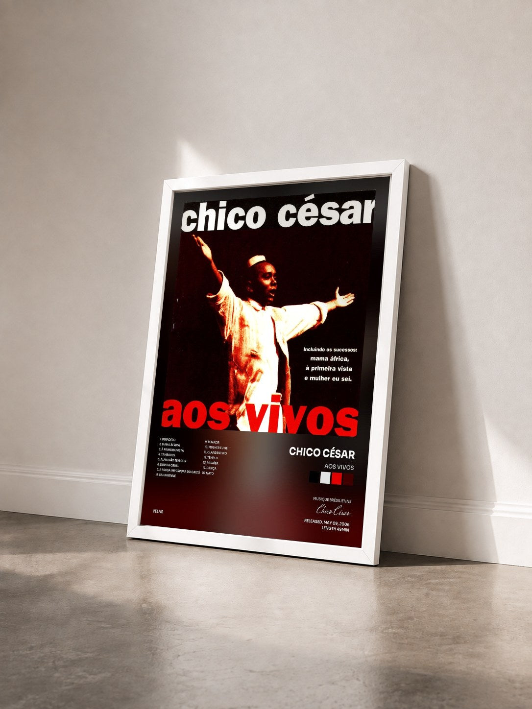 #blanc Tableau de l'album Aos Vivos de Chico César vu de trois quarts, cadre blanc