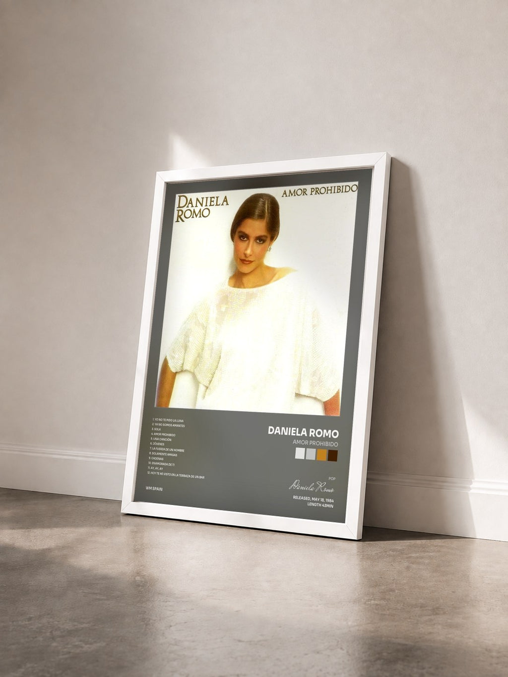#blanc Tableau de l'album Amor prohibido de Daniela Romo vu de trois quarts, cadre blanc