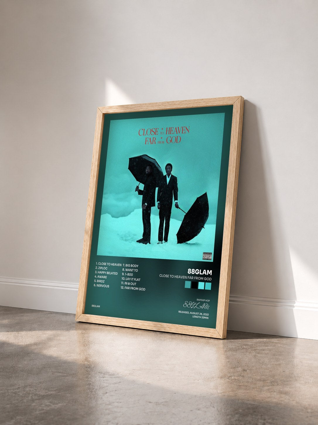 #bois Tableau de l'album Close To Heaven Far From God de 88GLAM vu de trois quarts, cadre en bois brut