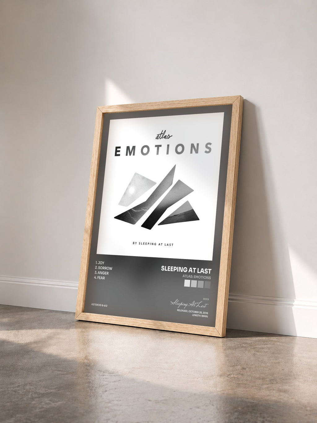 #bois Tableau de l'album Atlas: Emotions de Sleeping At Last vu de trois quarts, cadre en bois brut