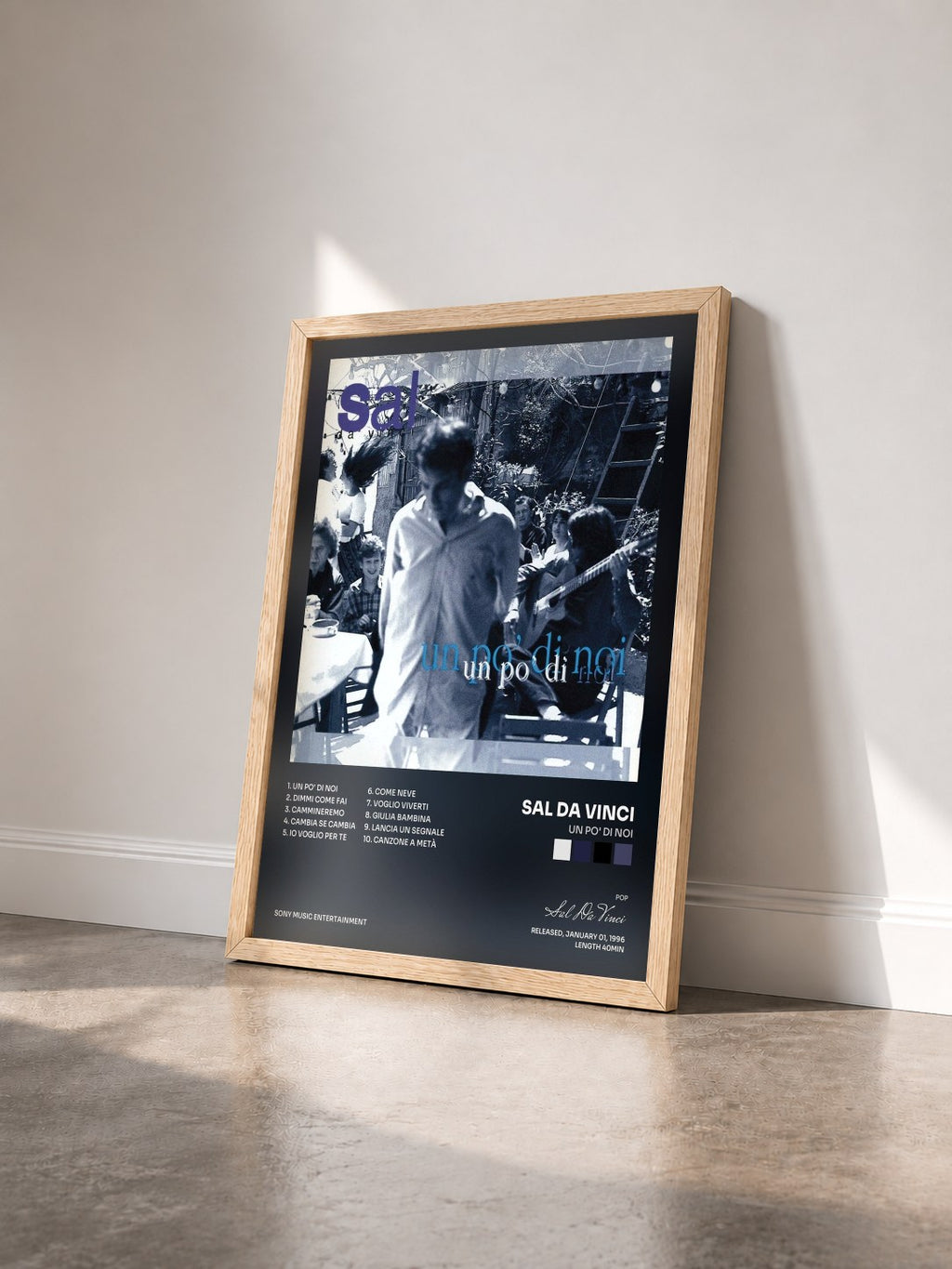 #bois Tableau de l'album Un po' di noi de Sal Da Vinci vu de trois quarts, cadre en bois brut