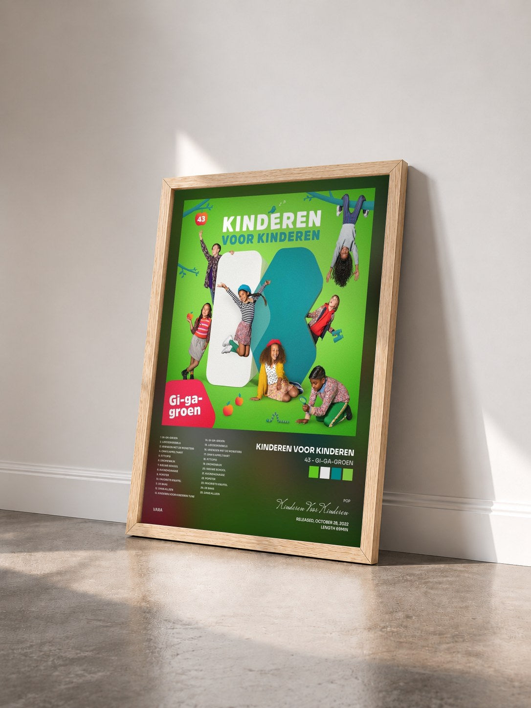 #bois Tableau de l'album 43 - Gi-ga-groen de Kinderen Voor Kinderen vu de trois quarts, cadre en bois brut