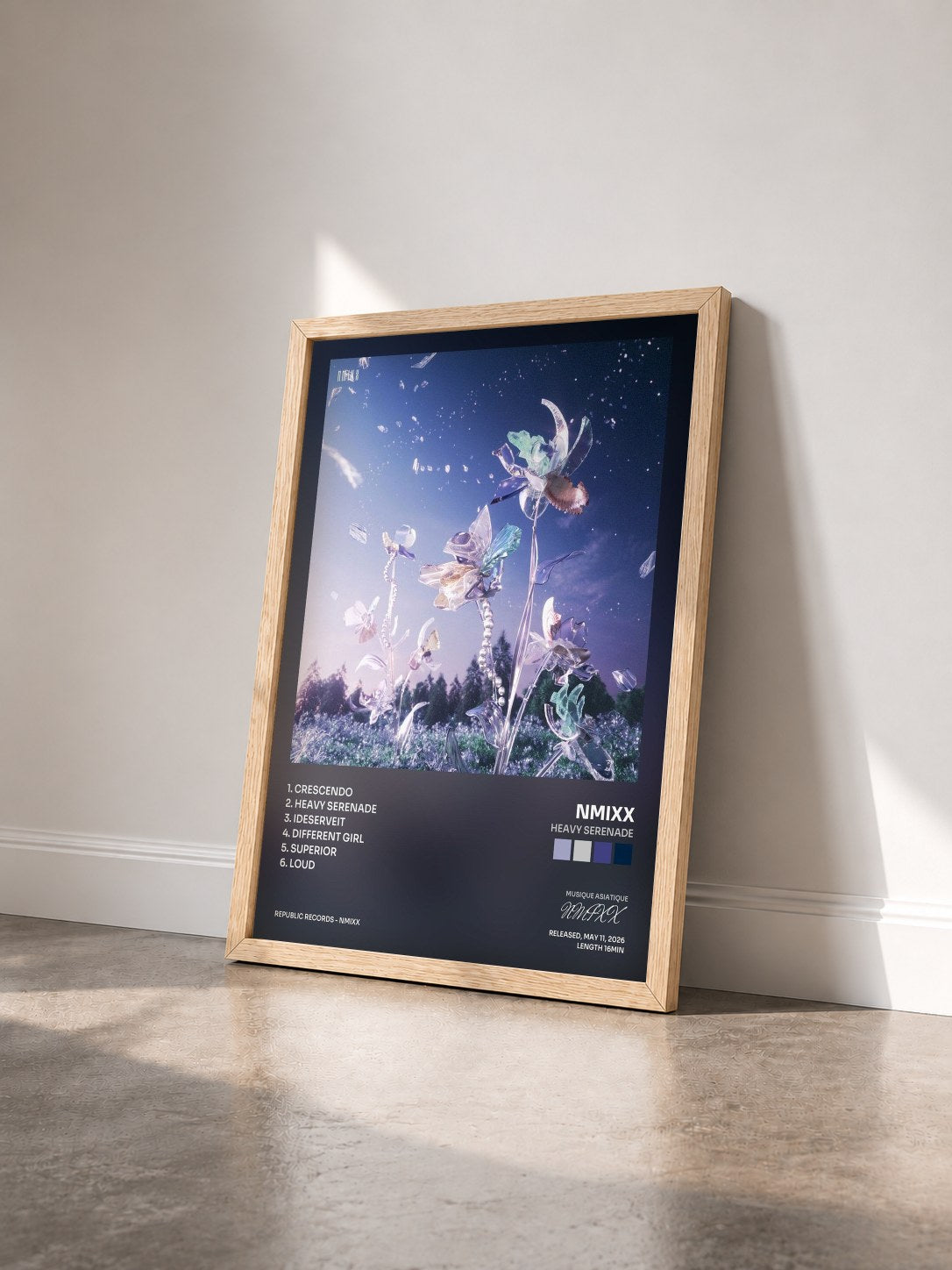 #bois Tableau de l'album Heavy Serenade de NMIXX vu de trois quarts, cadre en bois brut