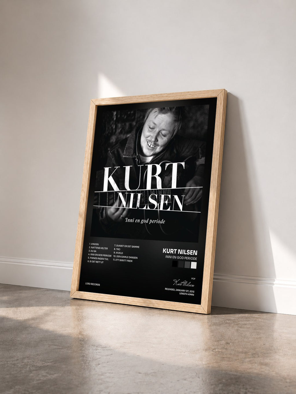 #bois Tableau de l'album Inni en god periode de Kurt Nilsen vu de trois quarts, cadre en bois brut