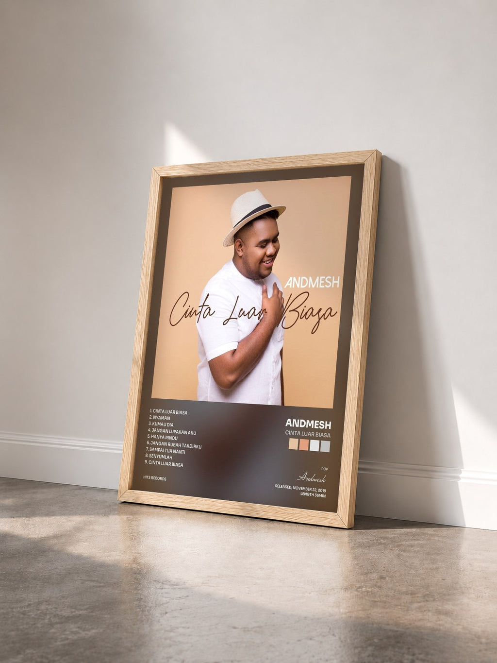 #bois Tableau de l'album Cinta Luar Biasa de Andmesh vu de trois quarts, cadre en bois brut