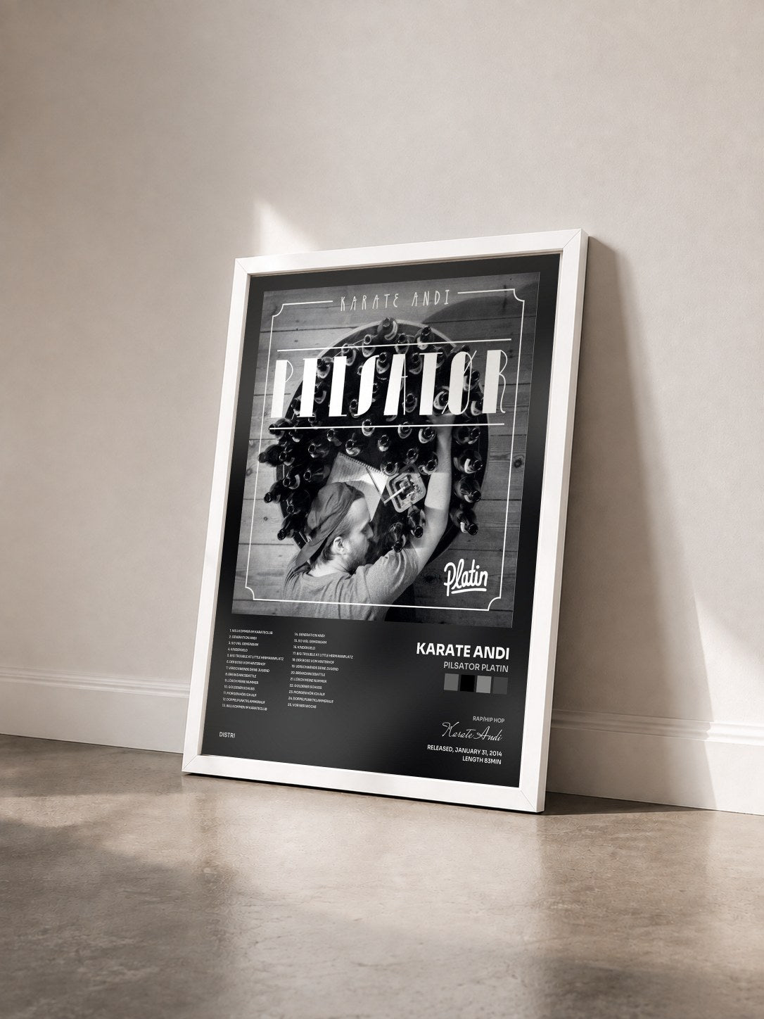 #blanc Tableau de l'album Pilsator Platin de Karate Andi vu de trois quarts, cadre blanc