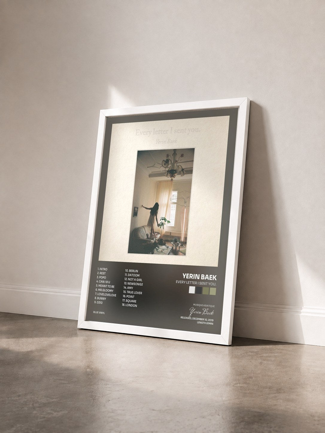 #blanc Tableau de l'album Every letter I sent you. de Yerin Baek vu de trois quarts, cadre blanc