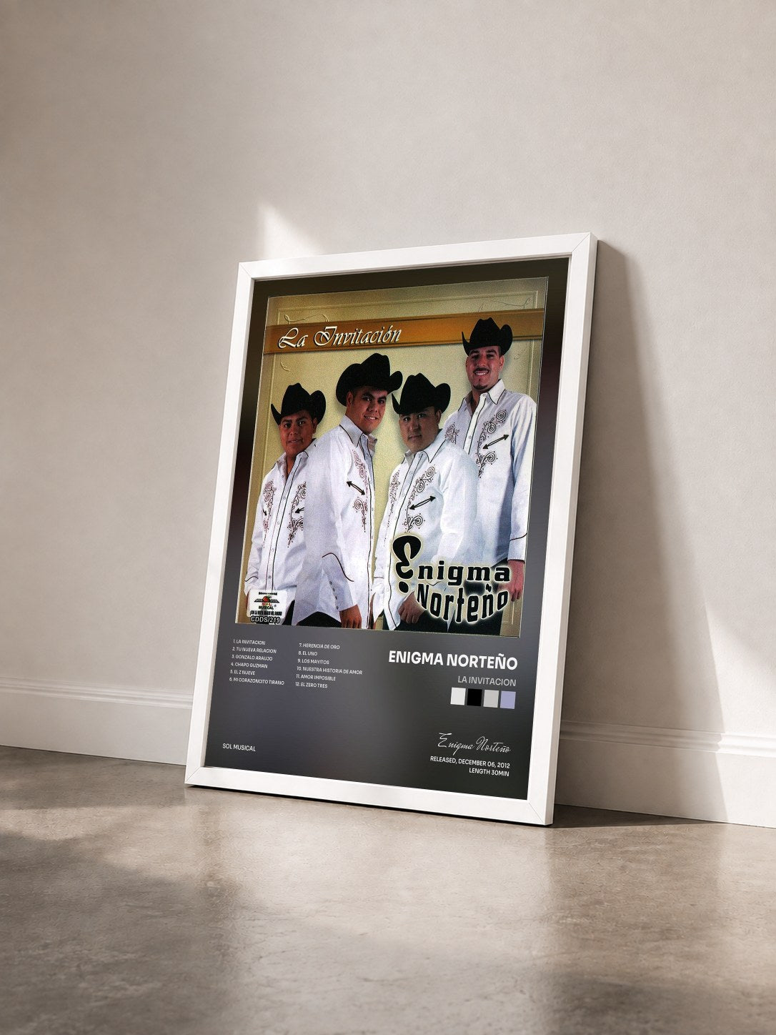 #blanc Tableau de l'album La Invitacion de Enigma Norteño vu de trois quarts, cadre blanc