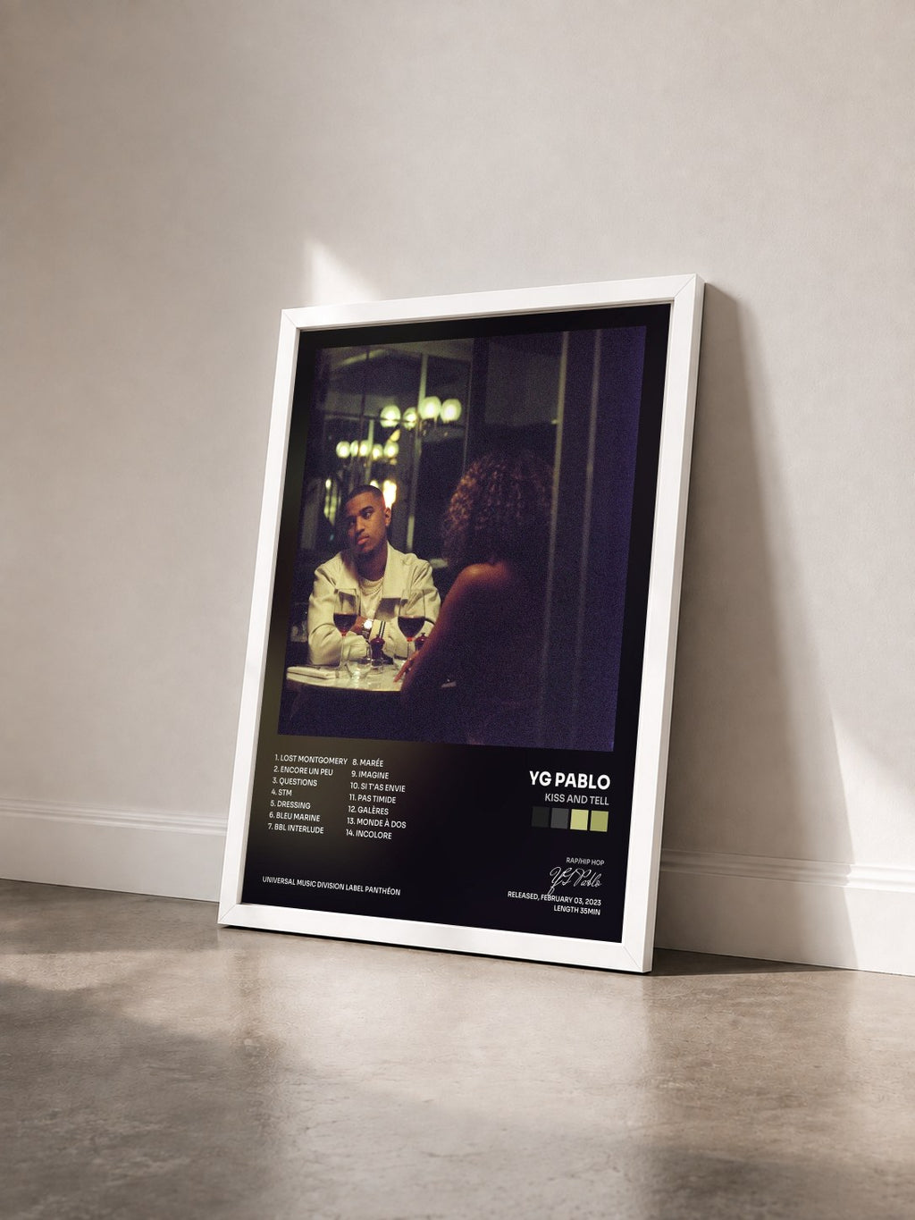 #blanc Tableau de l'album Kiss And Tell de YG Pablo vu de trois quarts, cadre blanc