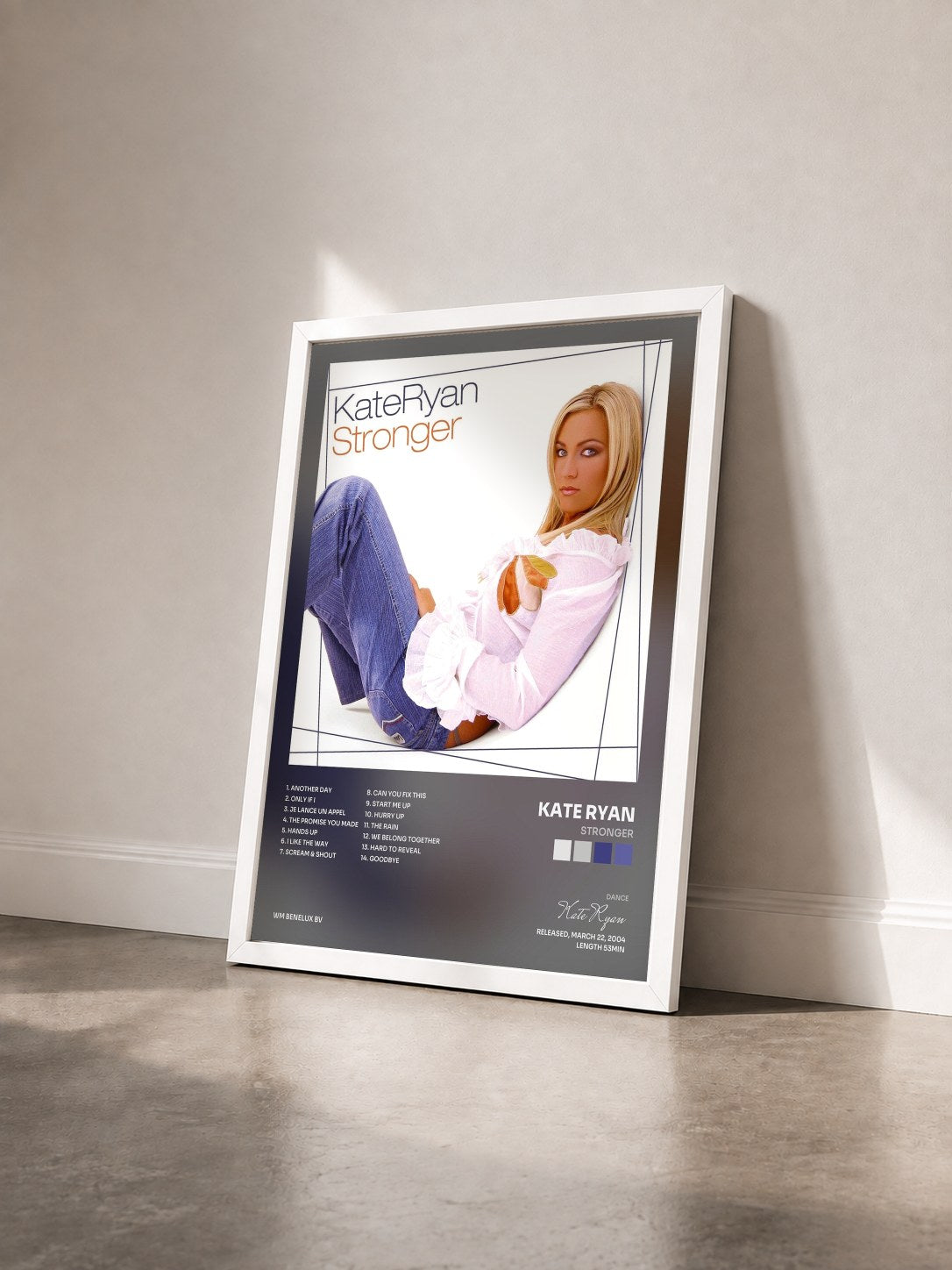 #blanc Tableau de l'album Stronger de Kate Ryan vu de trois quarts, cadre blanc