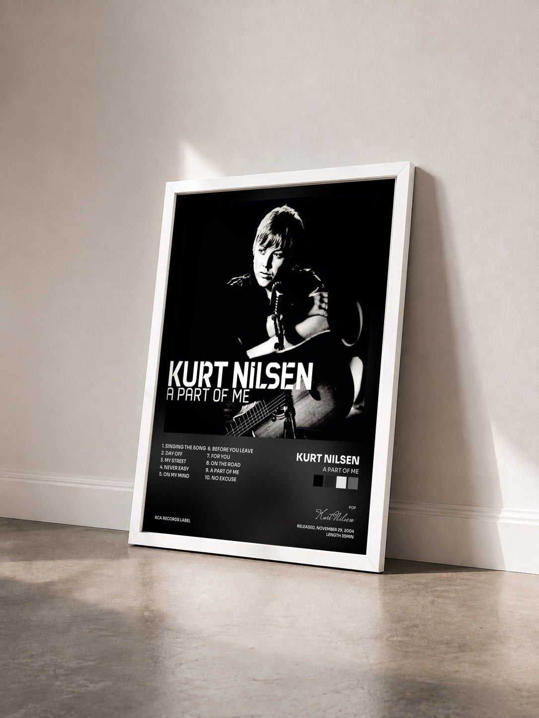 #blanc Tableau de l'album A Part Of Me de Kurt Nilsen vu de trois quarts, cadre blanc