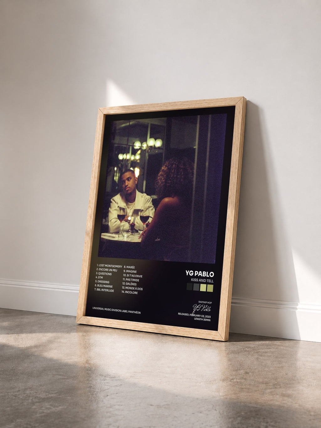 #bois Tableau de l'album Kiss And Tell de YG Pablo vu de trois quarts, cadre en bois brut