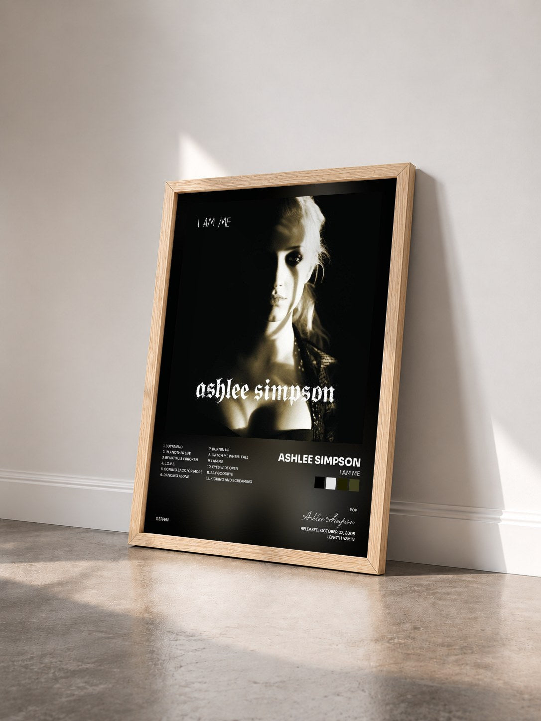#bois Tableau de l'album I Am Me de Ashlee Simpson vu de trois quarts, cadre en bois brut