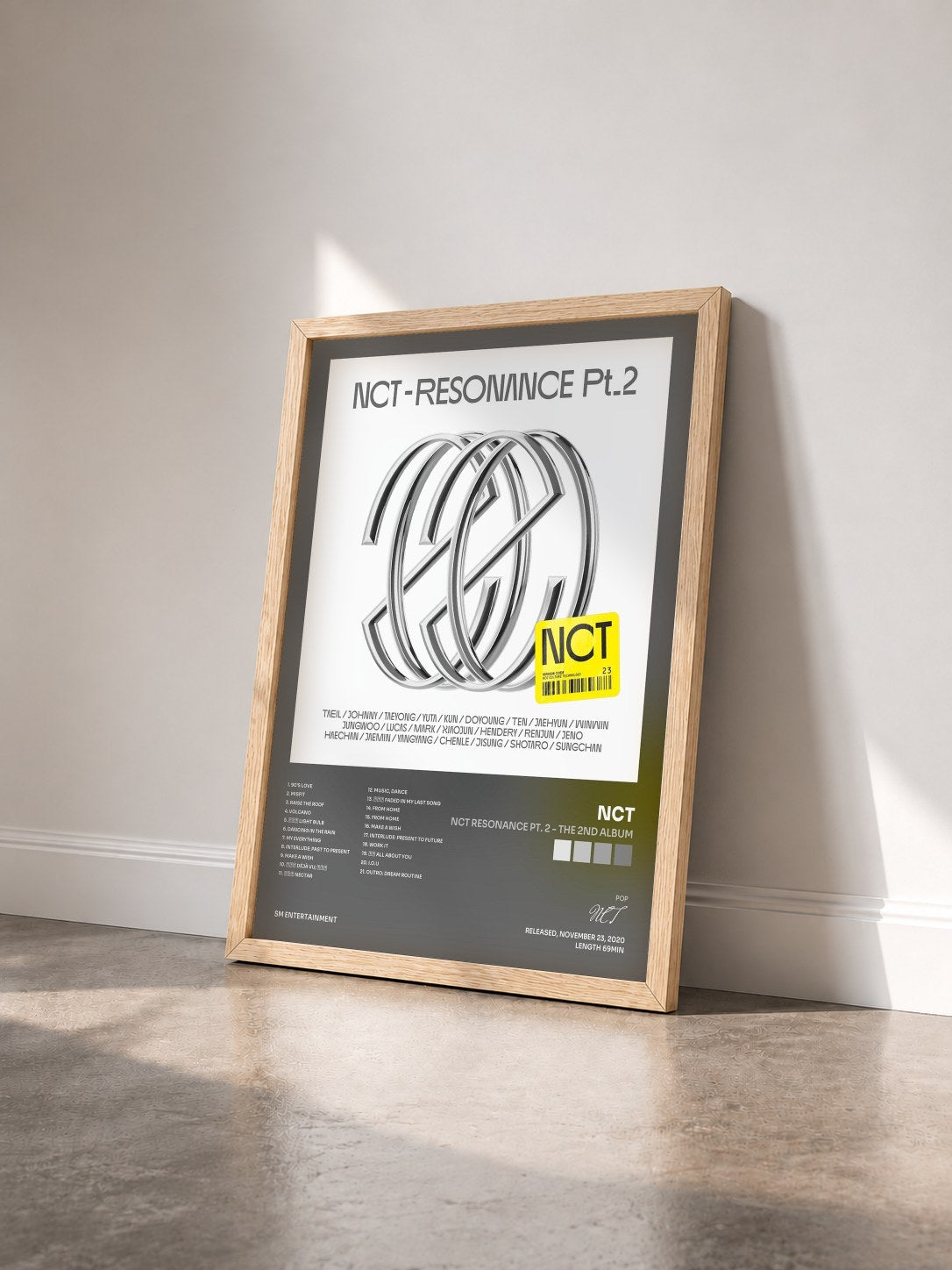 #bois Tableau de l'album NCT RESONANCE Pt. 2 - The 2nd Album de NCT vu de trois quarts, cadre en bois brut