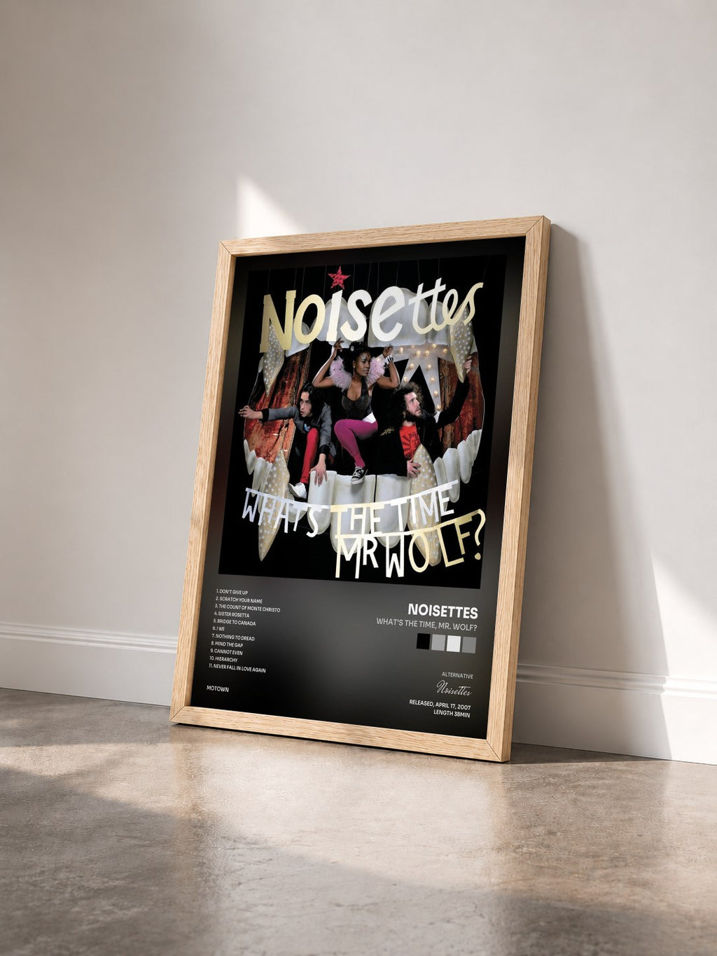#bois Tableau de l'album What's The Time, Mr. Wolf? de Noisettes vu de trois quarts, cadre en bois brut