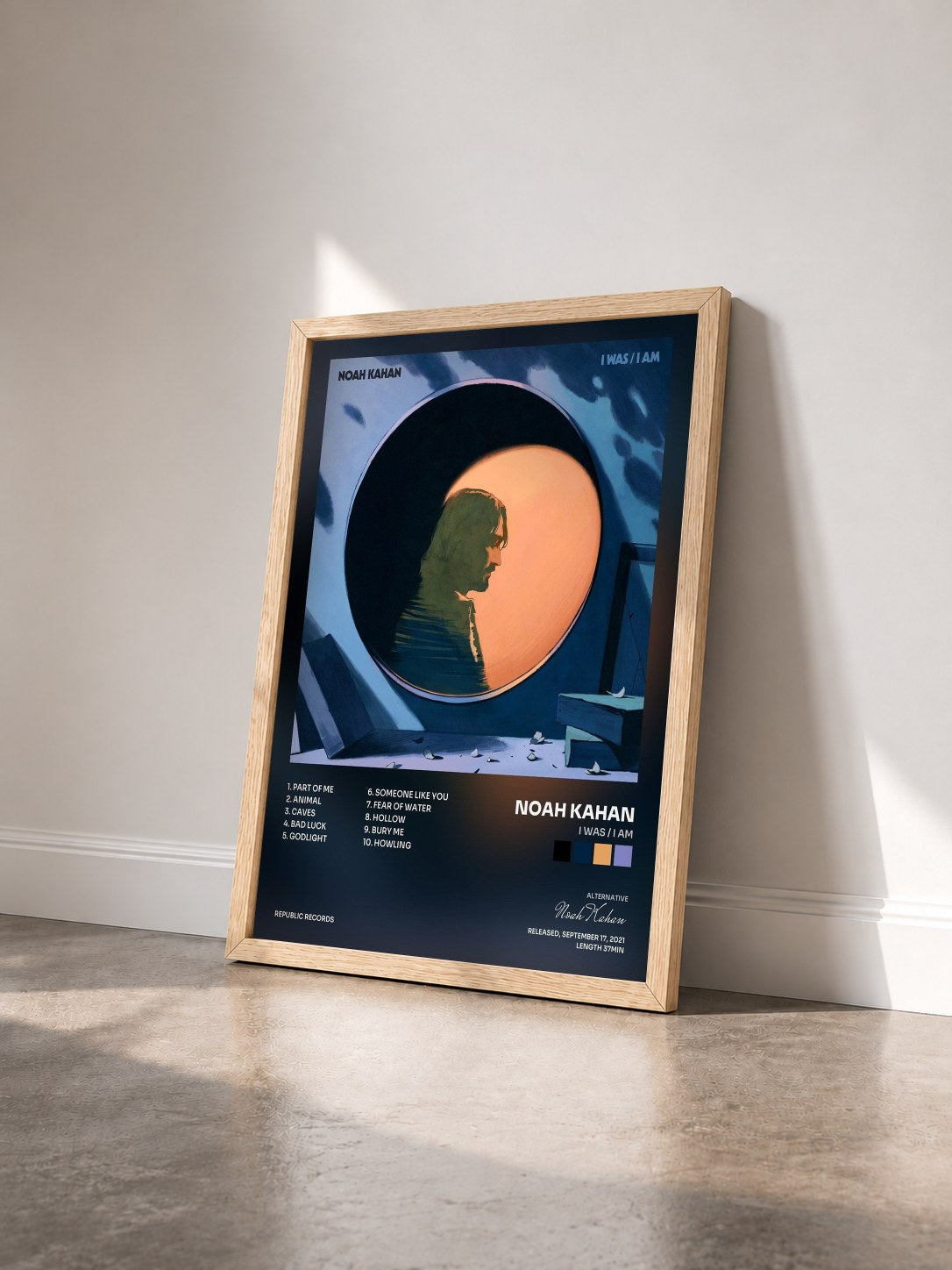 #bois Tableau de l'album I Was / I Am de Noah Kahan vu de trois quarts, cadre en bois brut