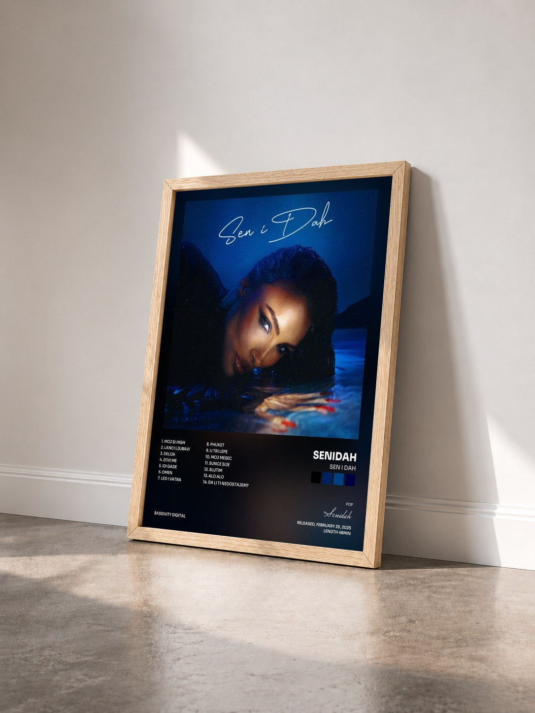 #bois Tableau de l'album Sen i Dah de Senidah vu de trois quarts, cadre en bois brut