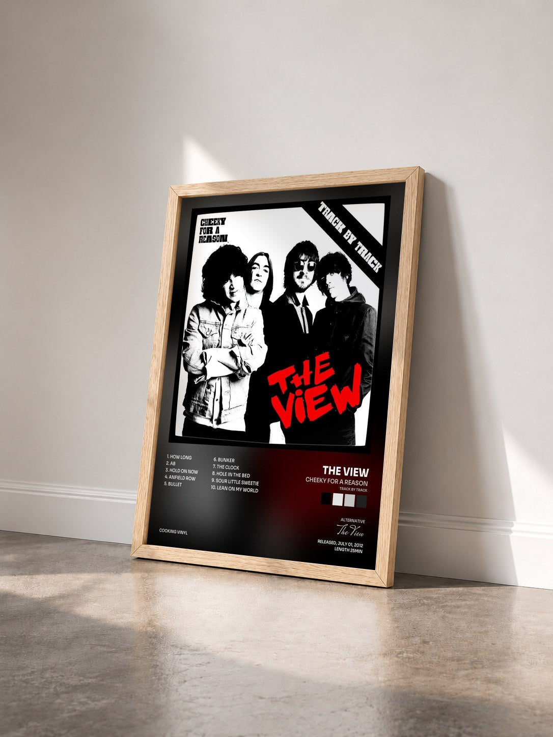 #bois Tableau de l'album Cheeky for a Reason (Track by Track) de The View vu de trois quarts, cadre en bois brut