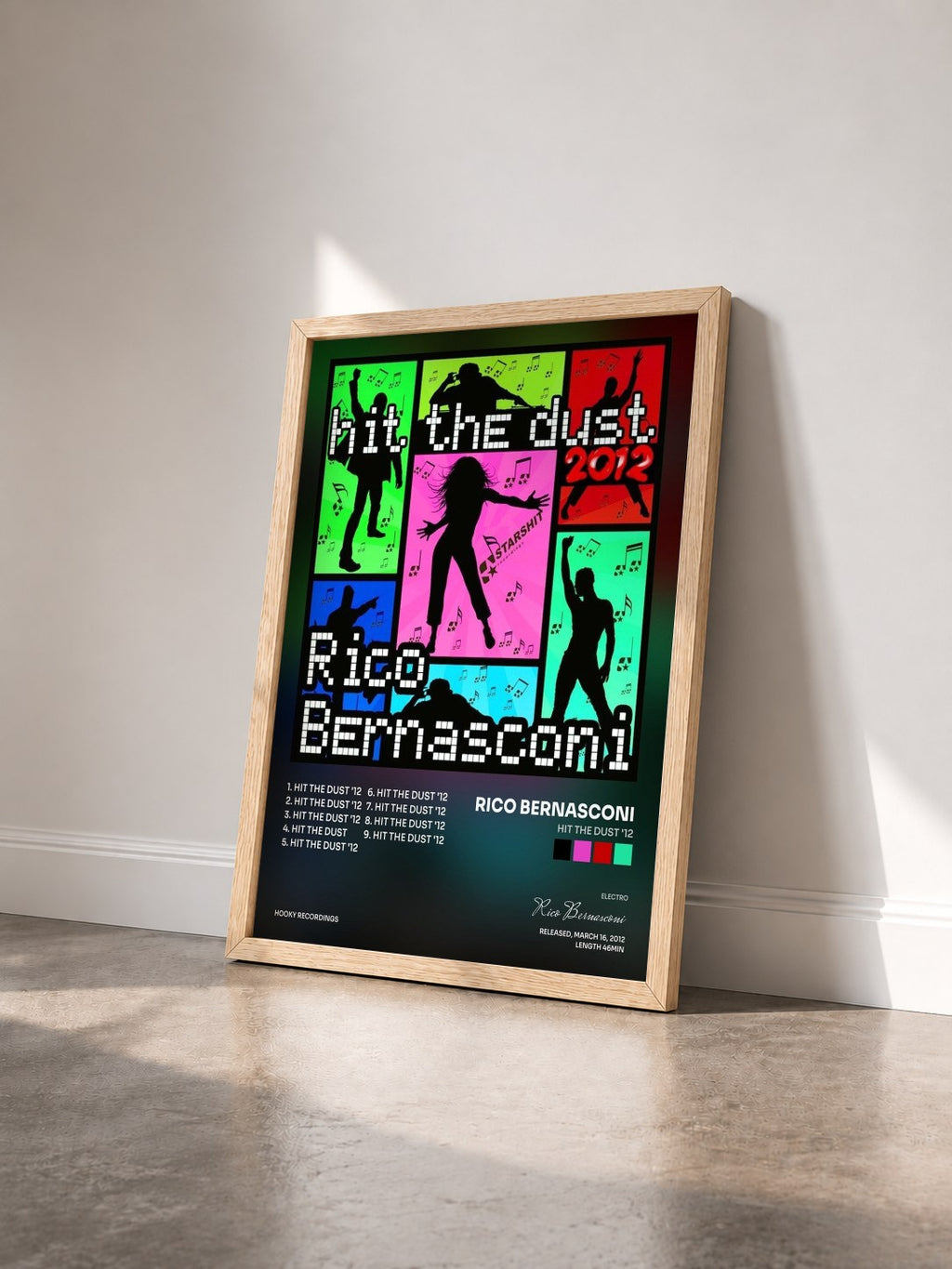#bois Tableau de l'album Hit the Dust '12 de Rico Bernasconi vu de trois quarts, cadre en bois brut