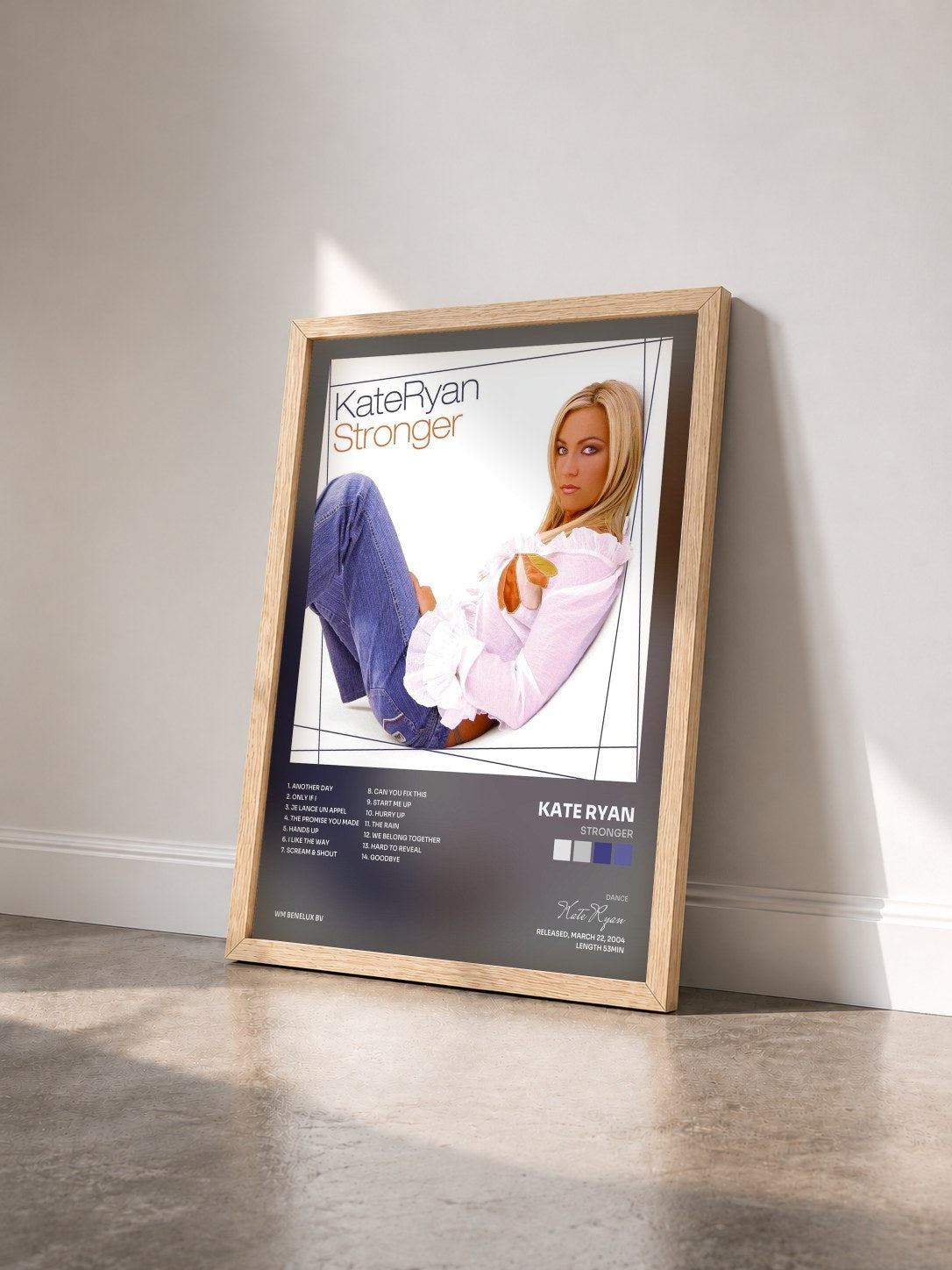 #bois Tableau de l'album Stronger de Kate Ryan vu de trois quarts, cadre en bois brut