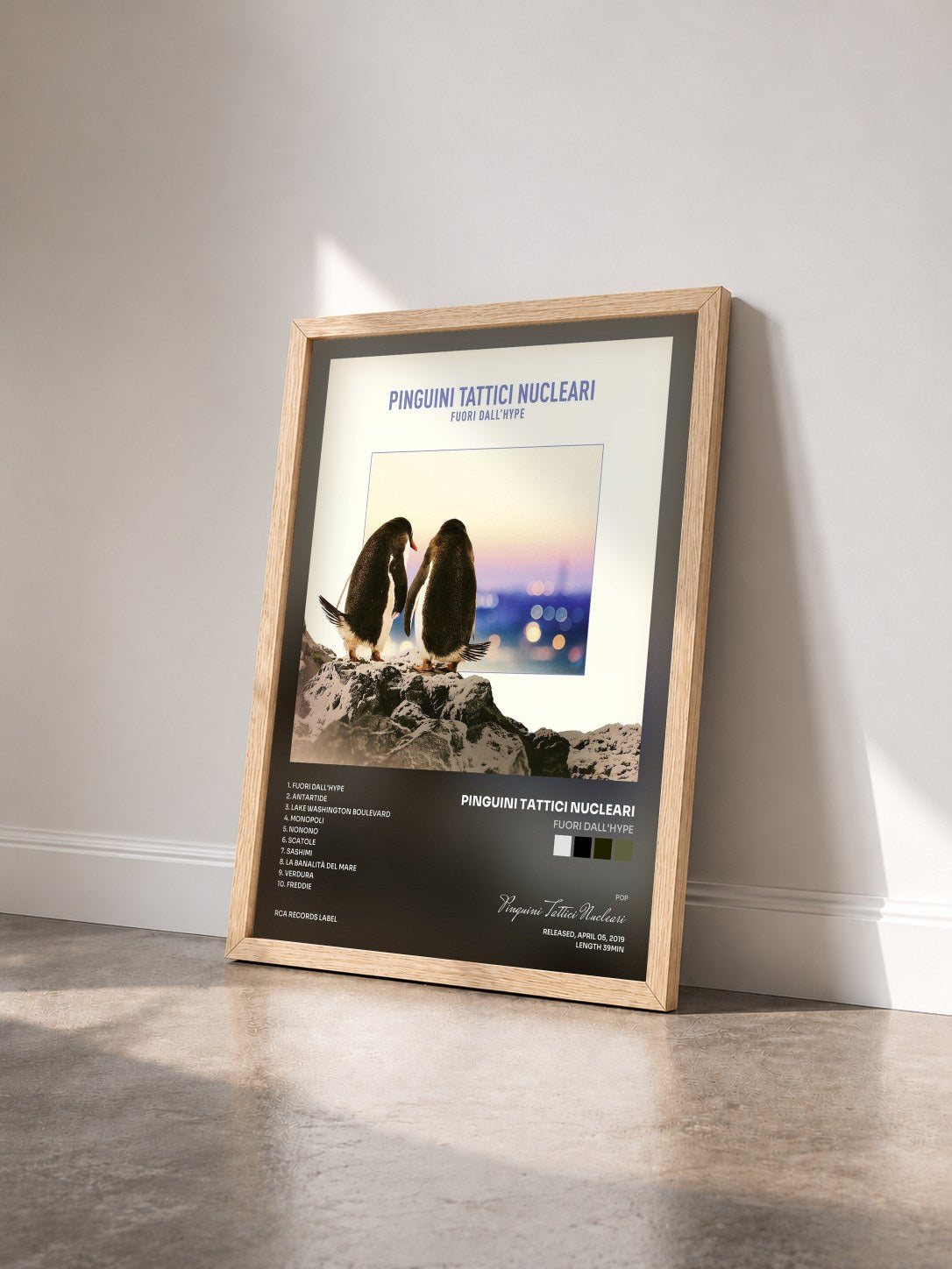 #bois Tableau de l'album Fuori dall'Hype de Pinguini Tattici Nucleari vu de trois quarts, cadre en bois brut