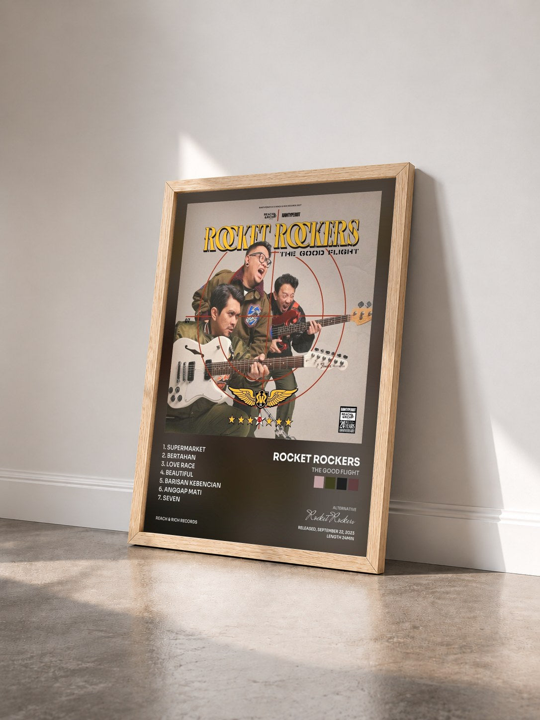 #bois Tableau de l'album The Good Flight de Rocket Rockers vu de trois quarts, cadre en bois brut