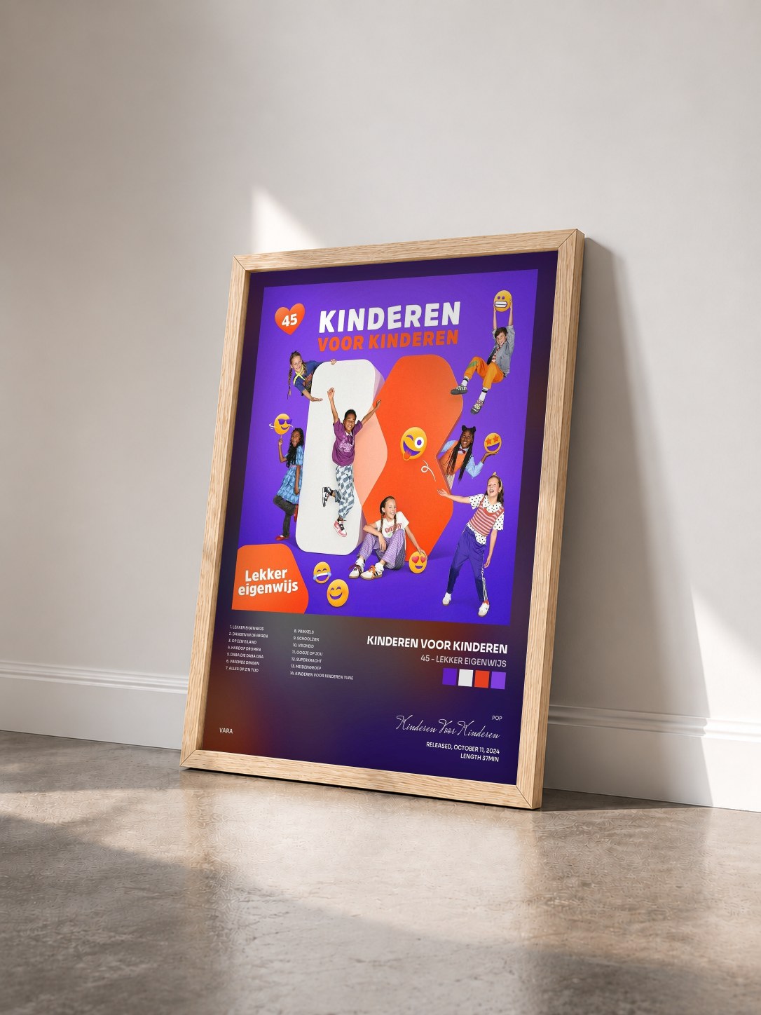 #bois Tableau de l'album 45 - Lekker eigenwijs de Kinderen Voor Kinderen vu de trois quarts, cadre en bois brut