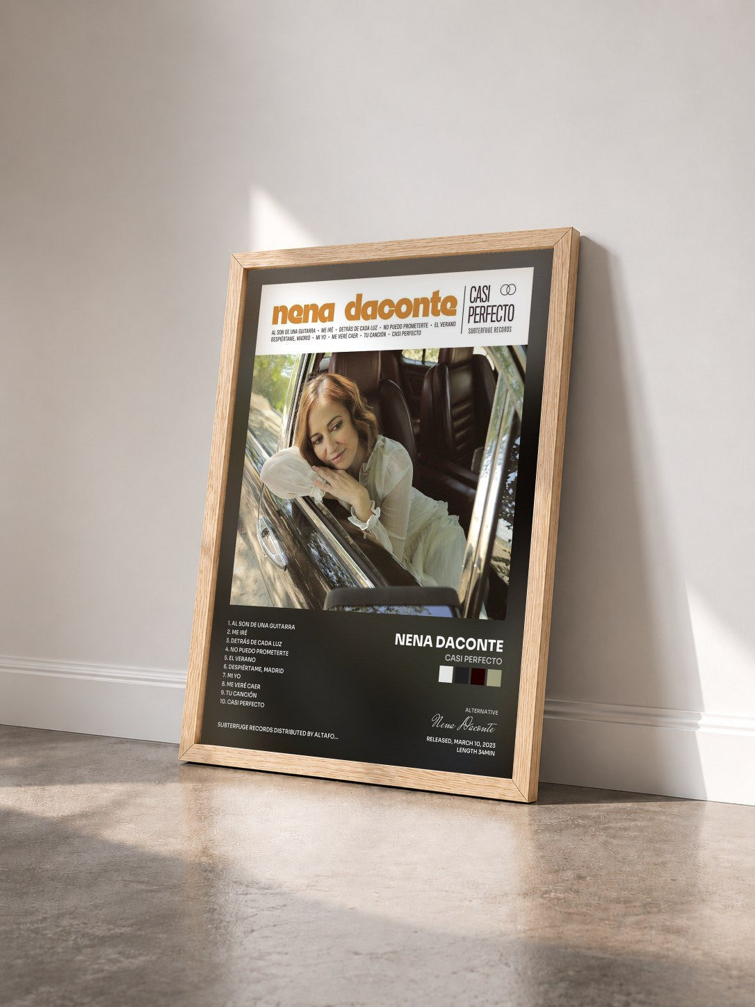 #bois Tableau de l'album Casi Perfecto de Nena Daconte vu de trois quarts, cadre en bois brut