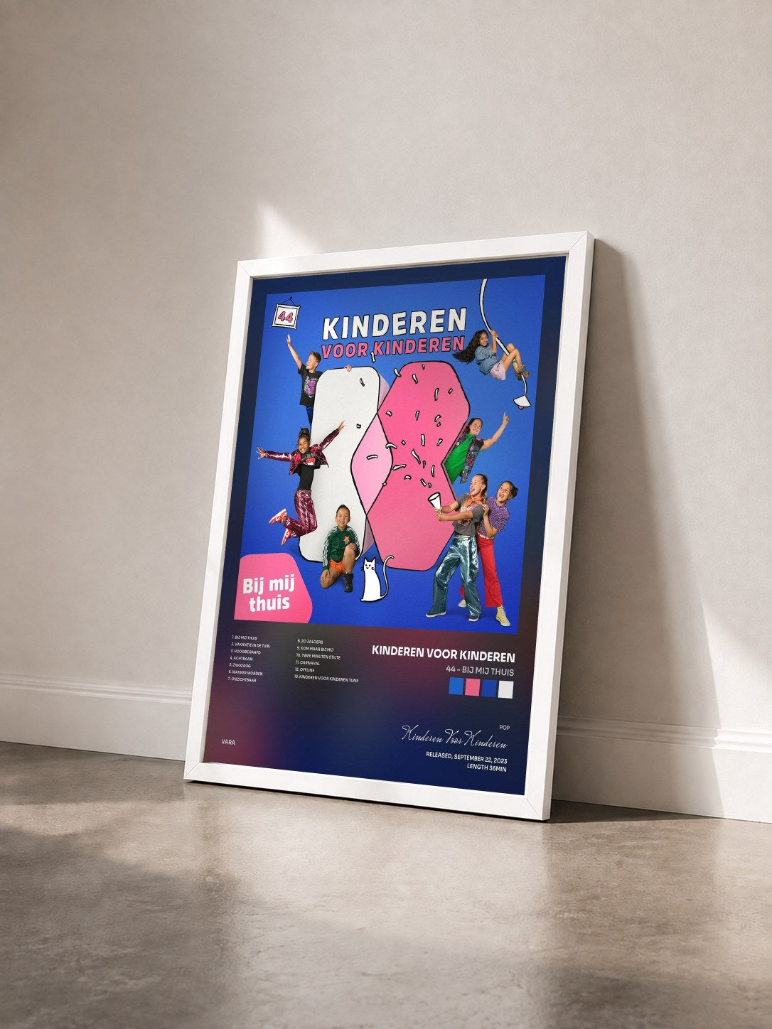 #blanc Tableau de l'album 44 - Bij mij thuis de Kinderen Voor Kinderen vu de trois quarts, cadre blanc