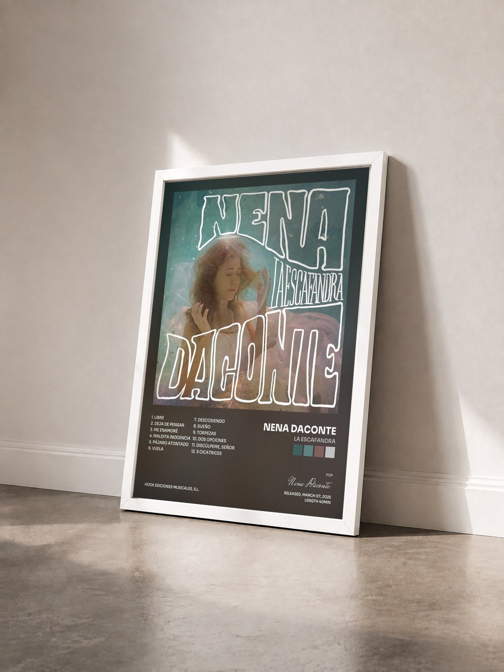 #blanc Tableau de l'album La Escafandra de Nena Daconte vu de trois quarts, cadre blanc