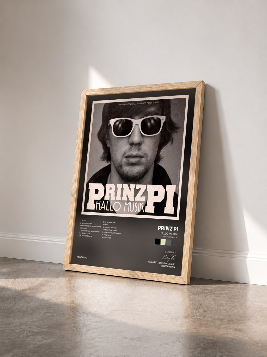 #bois Tableau de l'album Hallo Musik (Akustik Version) de Prinz Pi vu de trois quarts, cadre en bois brut