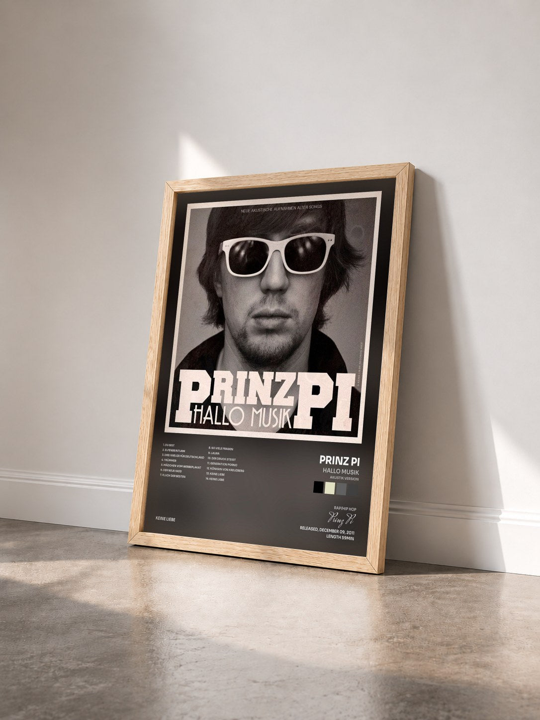 #bois Tableau de l'album Hallo Musik (Akustik Version) de Prinz Pi vu de trois quarts, cadre en bois brut