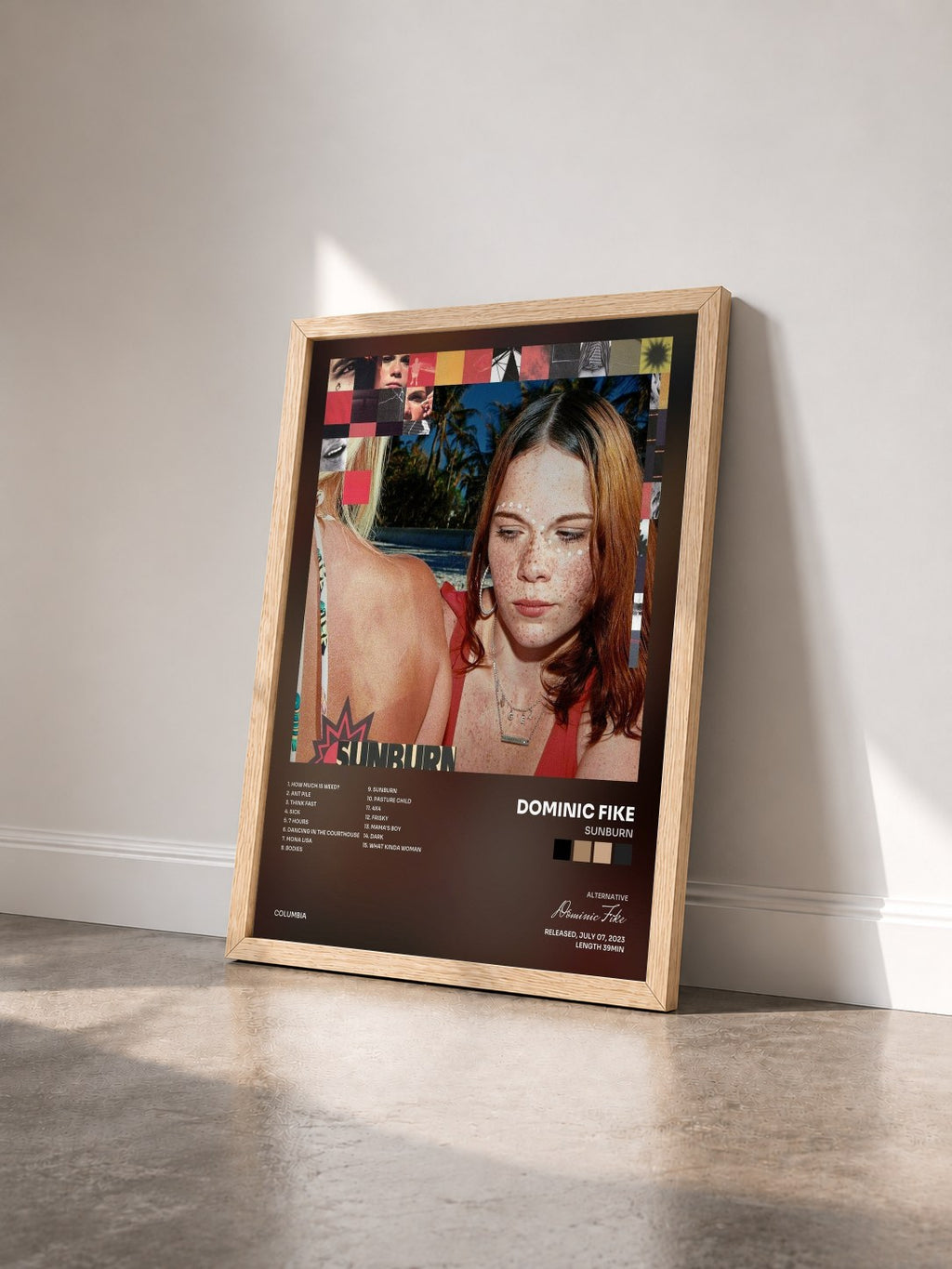 #bois Tableau de l'album Sunburn de Dominic Fike vu de trois quarts, cadre en bois brut