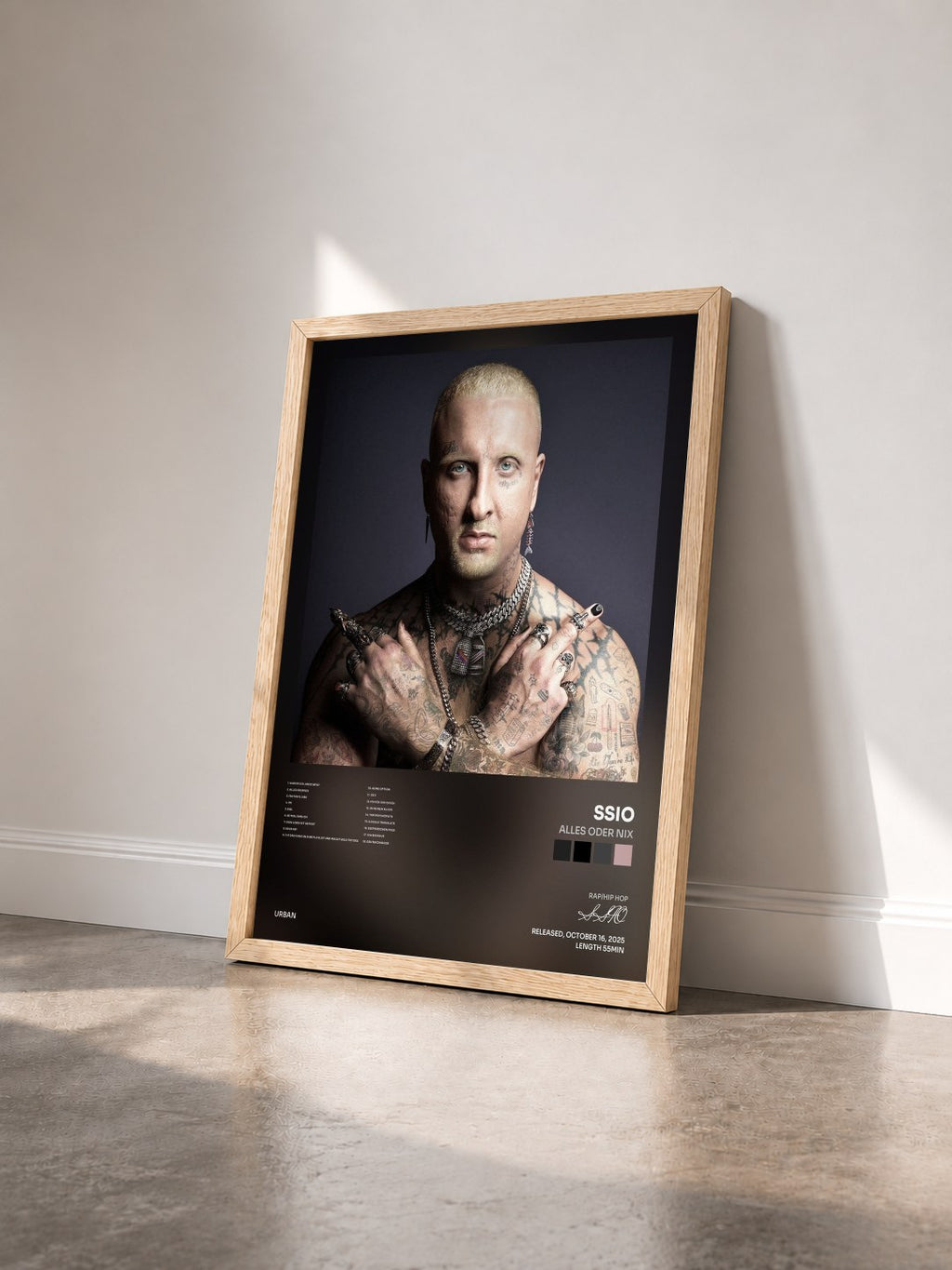#bois Tableau de l'album Alles oder Nix de SSIO vu de trois quarts, cadre en bois brut