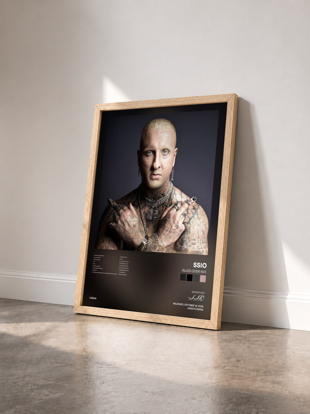 #bois Tableau de l'album Alles oder Nix de SSIO vu de trois quarts, cadre en bois brut