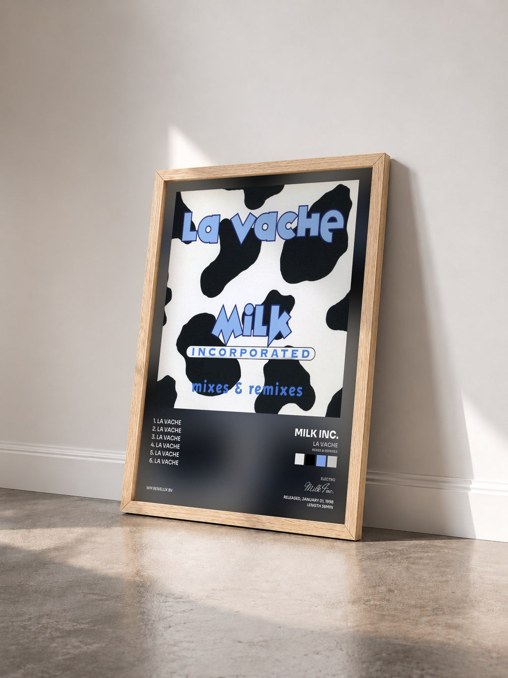 #bois Tableau de l'album La Vache (Mixes & Remixes) de Milk Inc. vu de trois quarts, cadre en bois brut