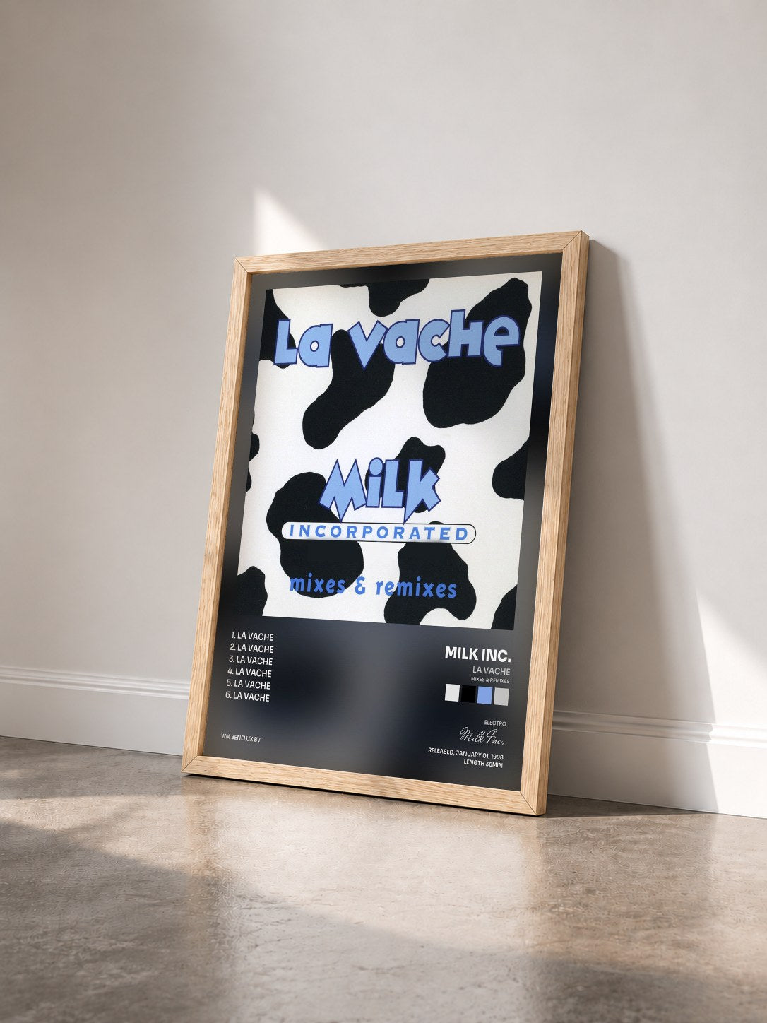 #bois Tableau de l'album La Vache (Mixes & Remixes) de Milk Inc. vu de trois quarts, cadre en bois brut