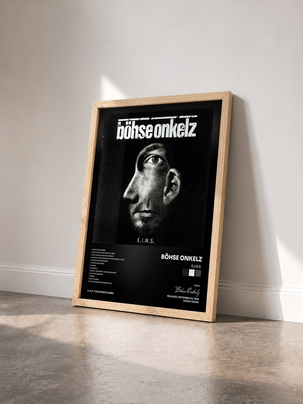 #bois Tableau de l'album E.I.N.S. de Böhse Onkelz vu de trois quarts, cadre en bois brut