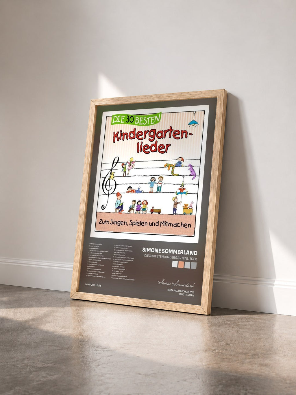 #bois Tableau de l'album Die 30 besten Kindergartenlieder de Simone Sommerland vu de trois quarts, cadre en bois brut