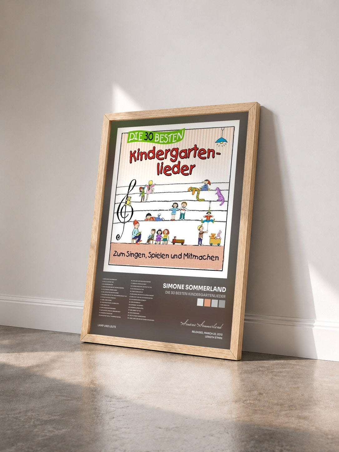 #bois Tableau de l'album Die 30 besten Kindergartenlieder de Simone Sommerland vu de trois quarts, cadre en bois brut