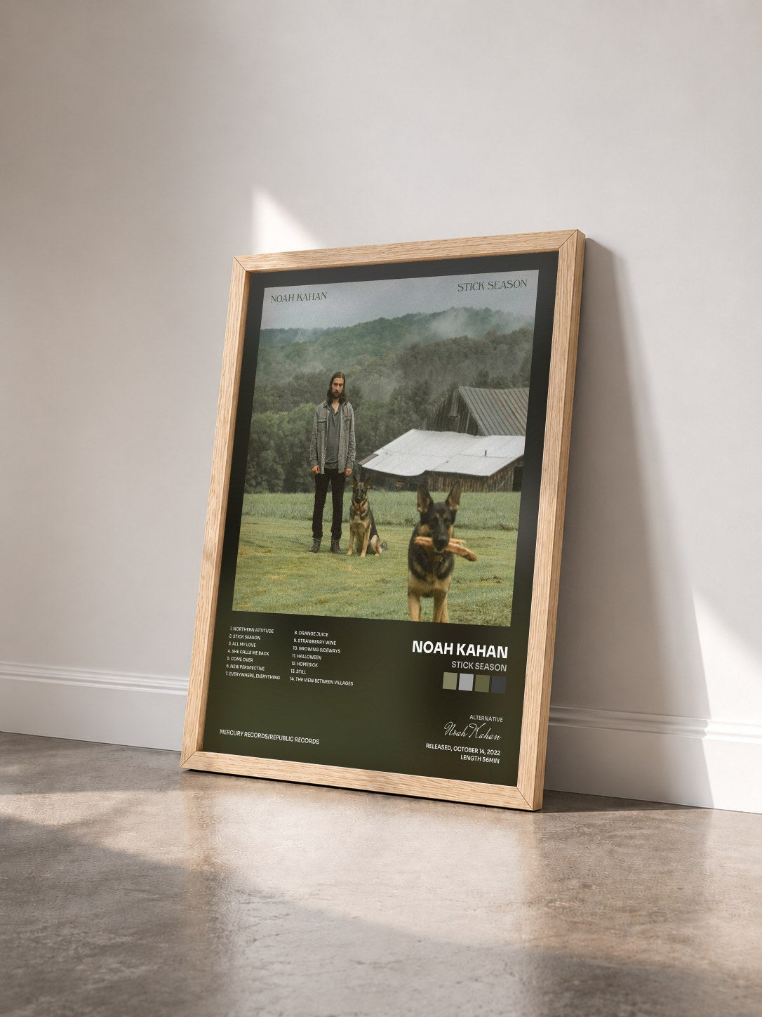 #bois Tableau de l'album Stick Season de Noah Kahan vu de trois quarts, cadre en bois brut