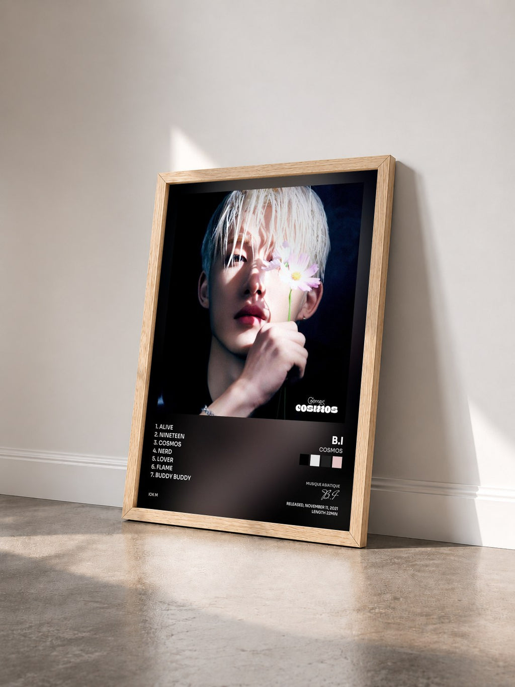 #bois Tableau de l'album COSMOS de B.I vu de trois quarts, cadre en bois brut