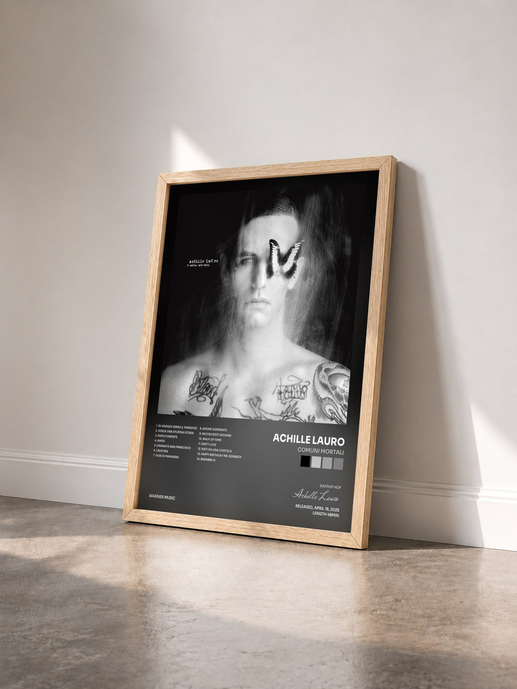 #bois Tableau de l'album Comuni Mortali de Achille Lauro vu de trois quarts, cadre en bois brut