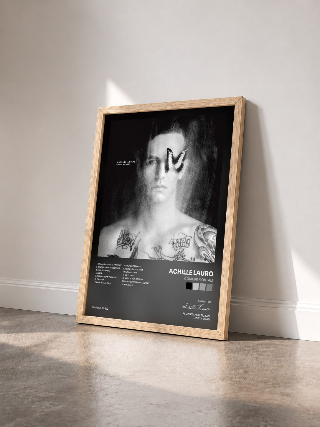 #bois Tableau de l'album Comuni Mortali de Achille Lauro vu de trois quarts, cadre en bois brut