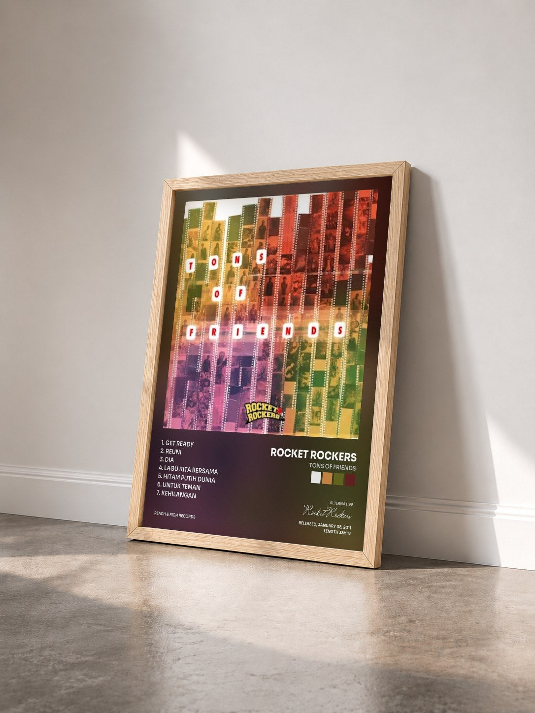#bois Tableau de l'album Tons Of Friends de Rocket Rockers vu de trois quarts, cadre en bois brut